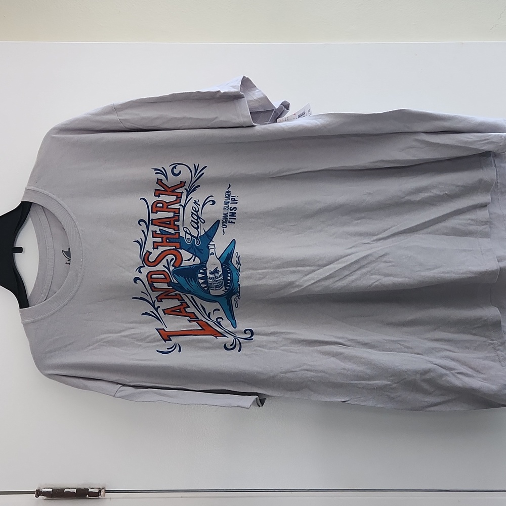 Men's Landshark Lauger grey XLg short sleeve tshirt.